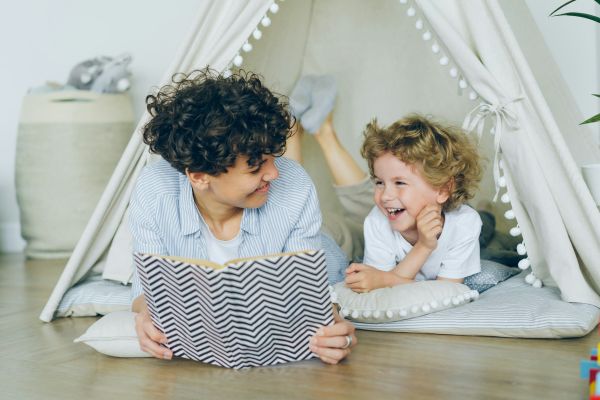 Guide essentiel : Stratégies efficaces pour élever vos enfants