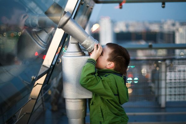 Regarder les étoiles : Guide d'achat des jumelles idéales pour l'observation en astronomie